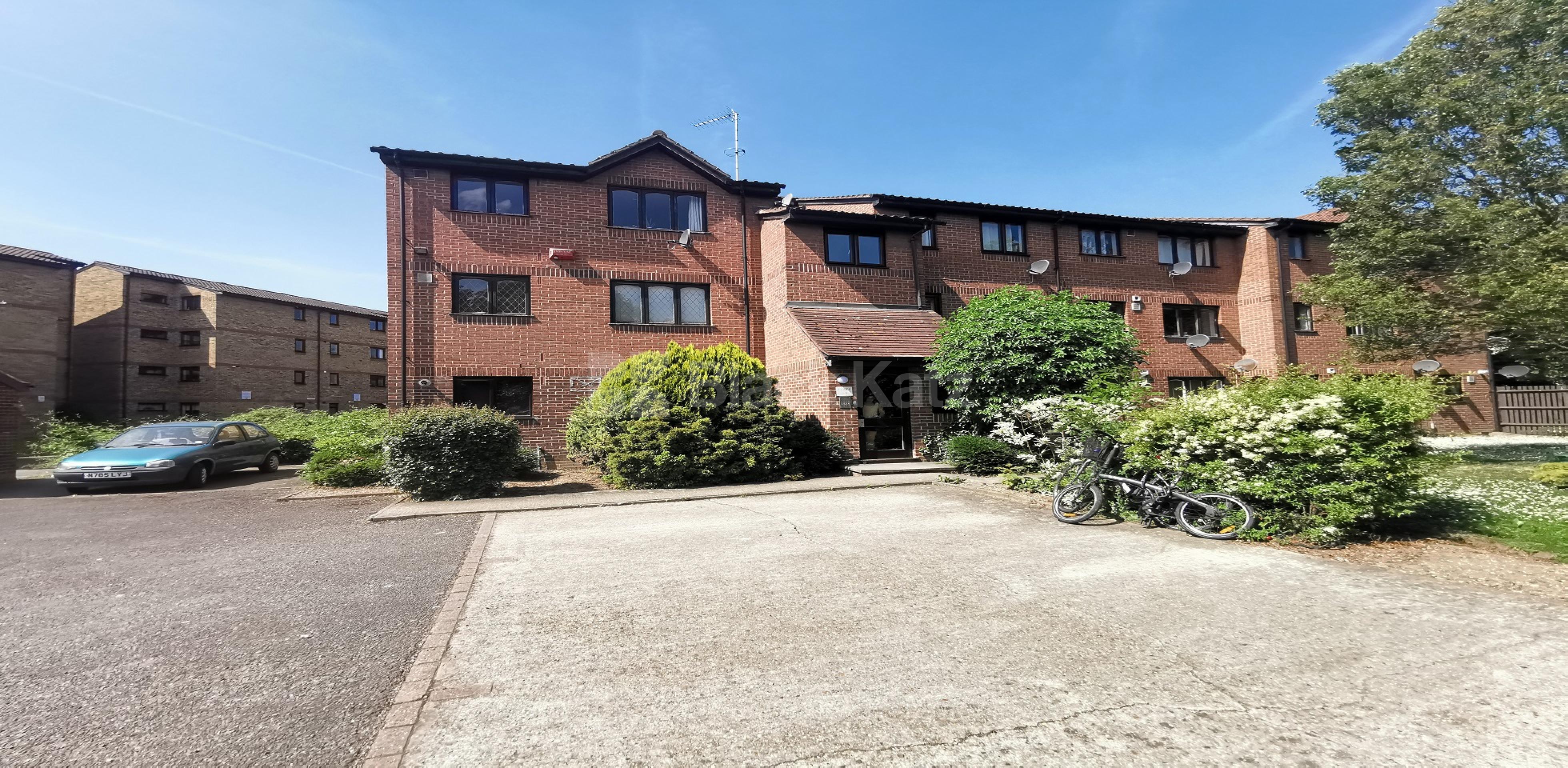 			UNDER OFFER , Studio Apartment, 1 bath, 1 reception Ground Floor Flat			 Bridge Meadows, Bermondsey SE14